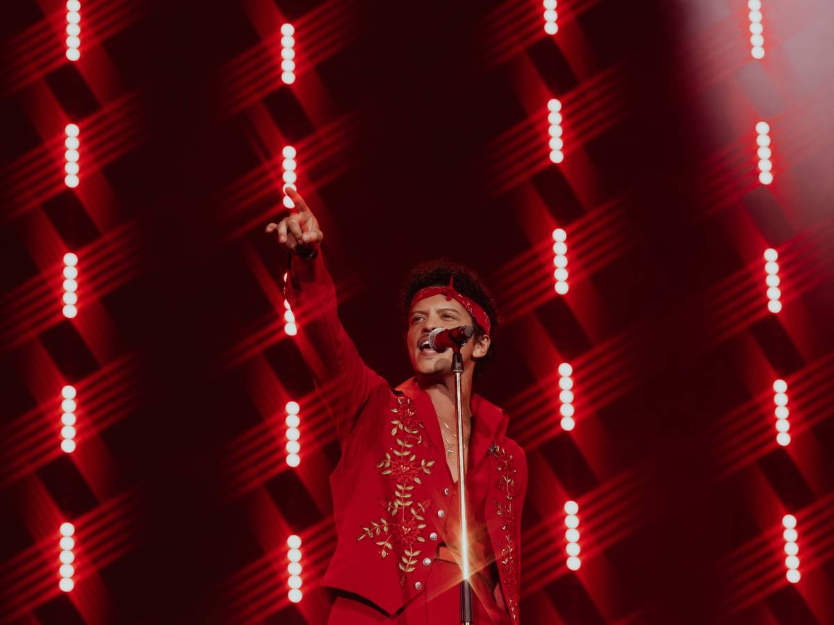 Bruno Mars riempie San Siro. E prima del concerto mangia la carbonara
