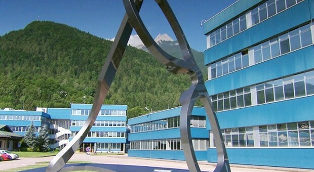 Luxottica la forza lavoro: uscite anticipate, dentro i precari. C'è l'accordo con i sindacati