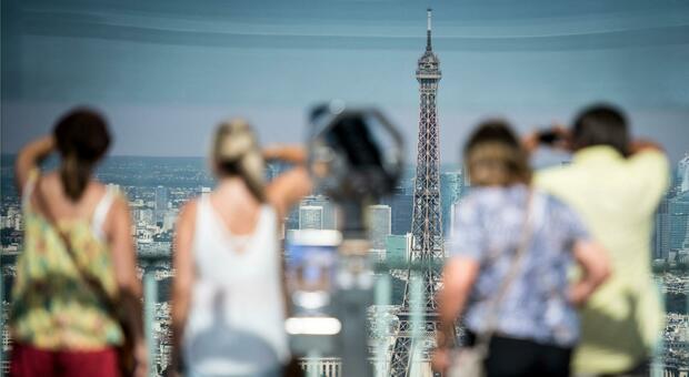 Caldo record in Europa: chiusa la Torre Eiffel, la Loira si prosciuga. Nel Regno Unito boom di malori a scuola