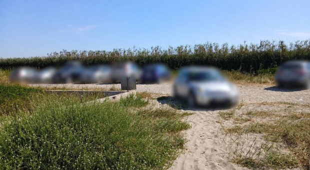 Auto parcheggiate sulle dune per arrivare prima al mare: nel Salento fioccano le multe