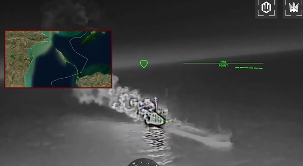 I droni ucraini "affondano" la flotta ombra di Putin, oltre 20 petroliere in fiamme nel Mar d'Azov. E Mosca fugge dallo stretto di Kerch