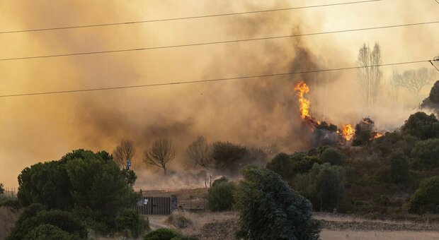 Incendi in Sardegna, chiuso l'aeroporto di Olbia: voli dirottati su Cagliari e Alghero. Roghi anche nell'Oristanese, traffico in tilt