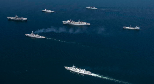 Droni ucraini, maxi offensiva nel Mar d'Azov: «Colpite 90 navi russe in una settimana». E Mosca sospende la navigazione