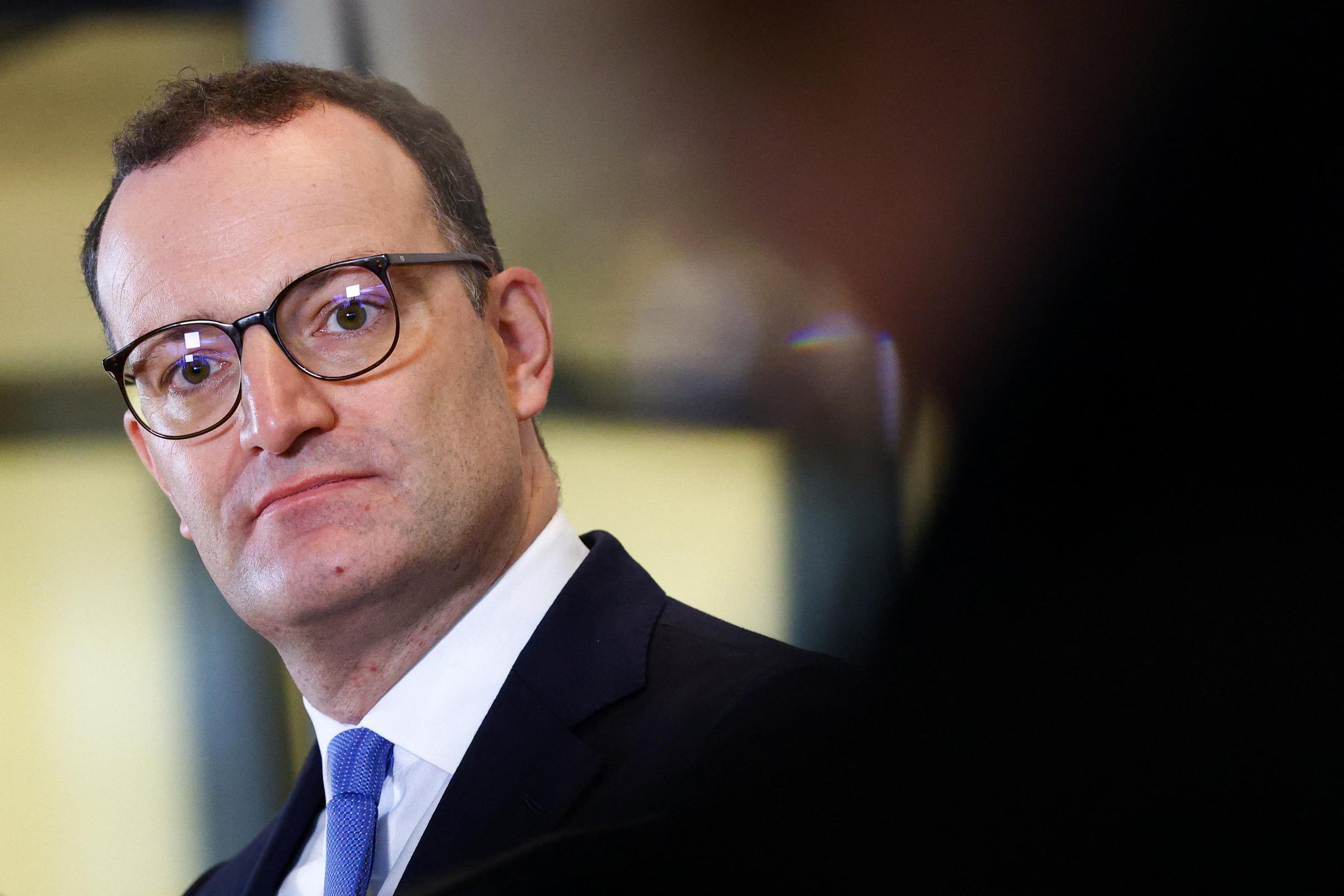 Germania, Jens Spahn si dimette da capogruppo della Cdu dopo il caso maternità surrogata