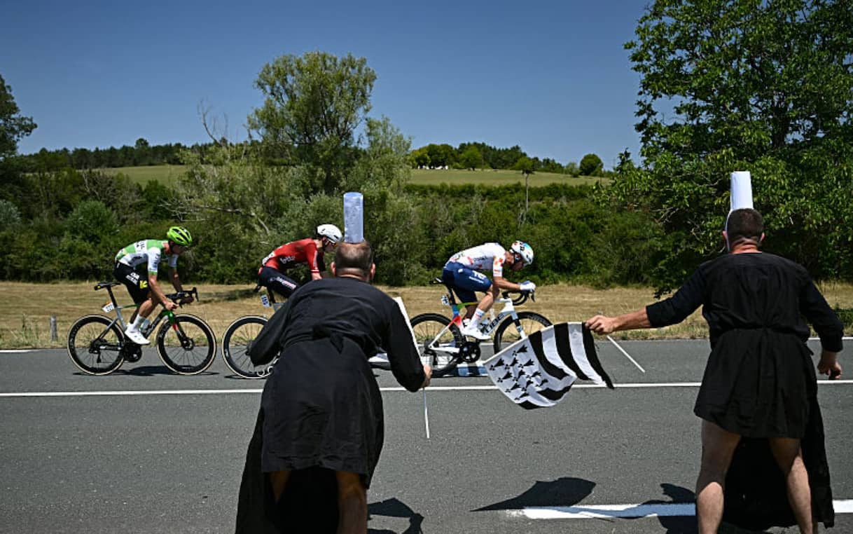 Tour de France, 8^ tappa LIVE: sempre tre in fuga, il gruppo controlla